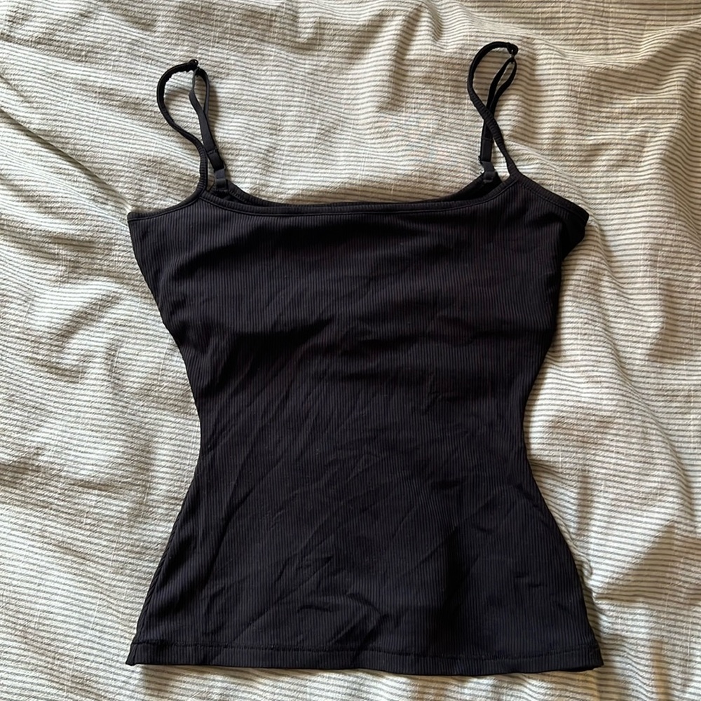 Skims lounge tank!